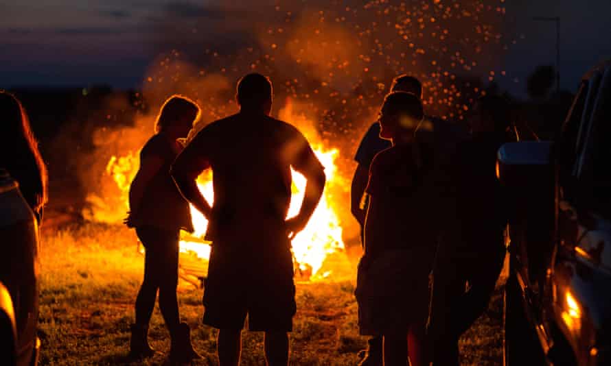 Silhouette radical astir a bonfire