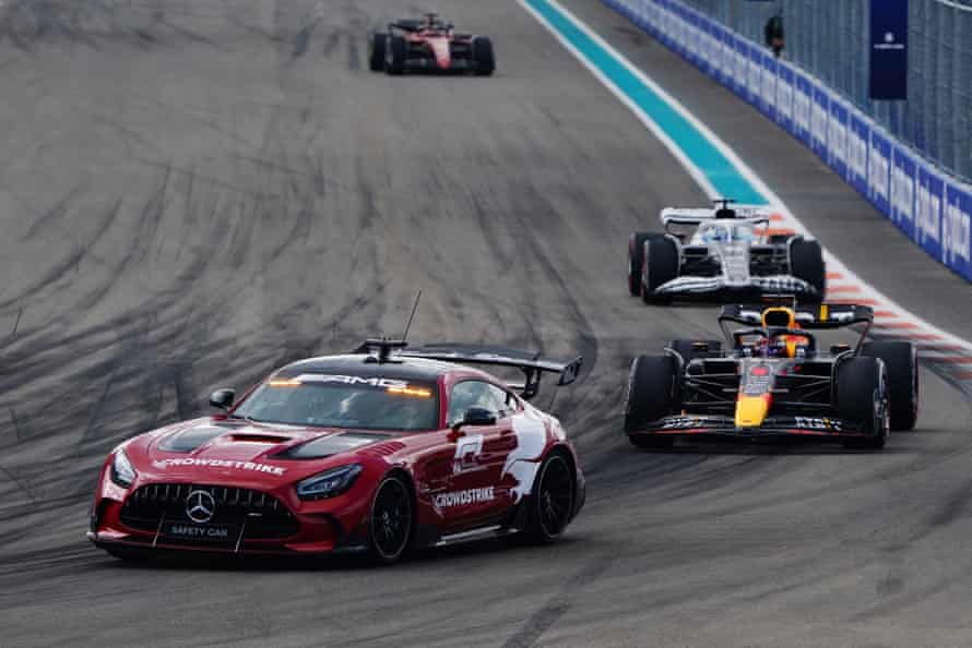 Max Verstappen, da Holanda, da Red Bull Racing, corre atrás do safety car.
