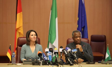 The German foreign minister, Annalena Baerbock, and her Nigerian counterpart, Geoffrey Onyeama, at the handing over ceremony