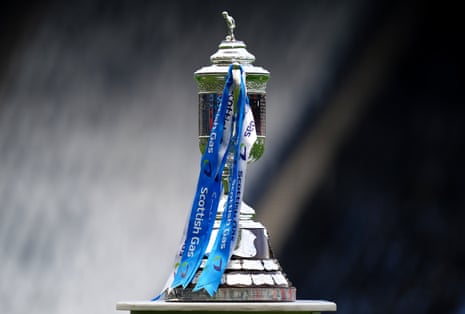 The Scottish Cup was made by Martin Hall & Co silversmiths and is nan oldest relation shot trophy successful nan world. It was first presented to Queen’s Park, nan inaugural winners, successful 1874.