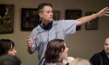Demme on the set of Rachel Getting Married, with Anne Hathaway.