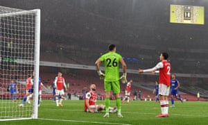 Arsenal players dejected after Leicester make it 1-1.