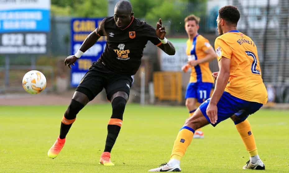 Mohamed Diamé, left, is one of the dwindling number of Hull’s senior players fit enough to play, but could now be sold to Newcastle.