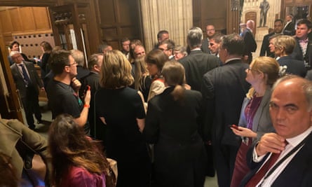 Des députés dans le hall de la division lors du vote sur la fracturation hydraulique.