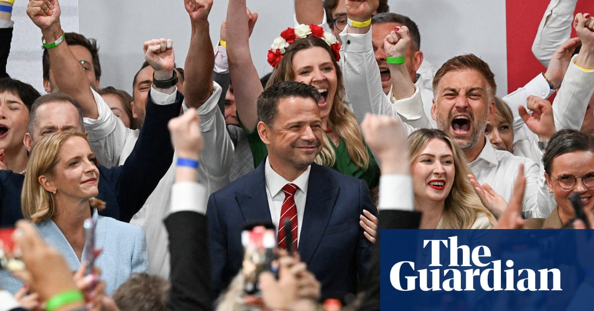 Exit poll in Polish presidential run-off puts candidates neck and neck