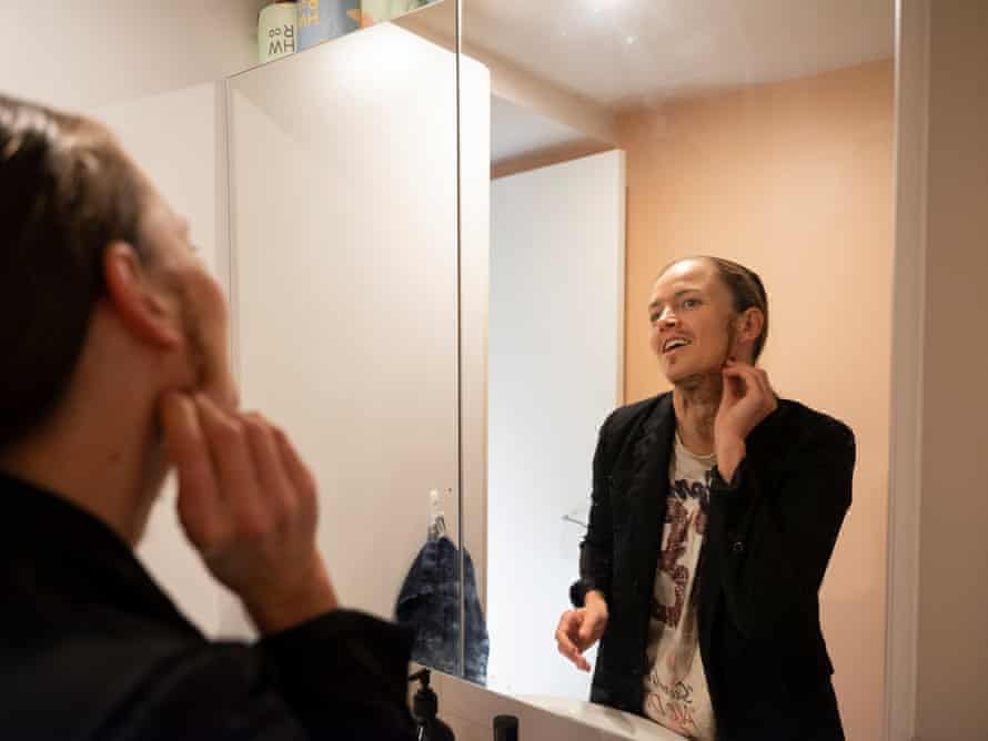 Coombs Marr leikkaa omat hiuksensa ja liimaa ne kasvoilleen esiintyäkseen Daven roolissa