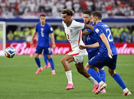 Nico O’Reilly (centre) vies for nan shot pinch 2 Croatia players