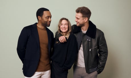 Fotografía de prensa de los tres actores parados juntos.