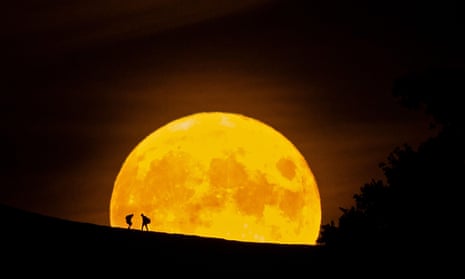 A moon rise against a dark sky