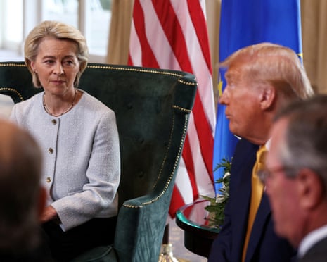 El presidente de la Comisión Europea, Ursula von der Leyen, se encuentra con el presidente de los Estados Unidos, Donald Trump, después del anuncio de un acuerdo comercial entre los Estados Unidos y la UE, en Turnberry, Escocia.