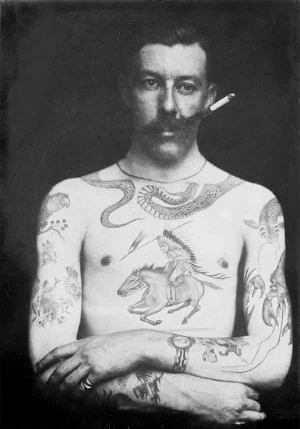 Sutherland MacDonald, quien abrió su propio estudio de tatuajes en 1894, fue el primer tatuador profesional de Gran Bretaña.