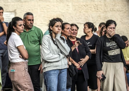 انزعج الناس بعد أن قصفت إسرائيل كنيسة القديس برفيريوس الأرثوذكسية اليونانية التاريخية، حيث لجأ المدنيون، في مدينة غزة، غزة في 20 أكتوبر 2023. قُتل ما لا يقل عن ثمانية أشخاص في غارة جوية إسرائيلية خلال الليل على كنيسة القديس برفيريوس الأرثوذكسية اليونانية في مدينة غزة وذكرت وسائل إعلام محلية يوم الجمعة أن المنطقة التي كانت تؤوي مئات الفلسطينيين. وتواصل فرق الدفاع المدني والأهالي جهود البحث والإنقاذ في الكنيسة.