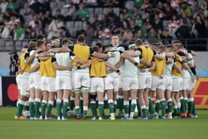 Los jugadores de Irlanda se apiñan mientras salen al campo antes del partido.