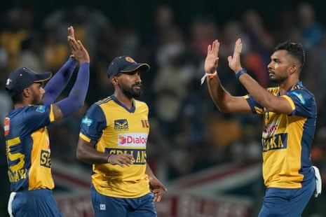 श्रीलंका के कप्तान दासुन शनाका (दाएं) इंग्लैंड के फिल साल्ट का विकेट लेने के बाद साथियों के साथ जश्न मनाते हुए।