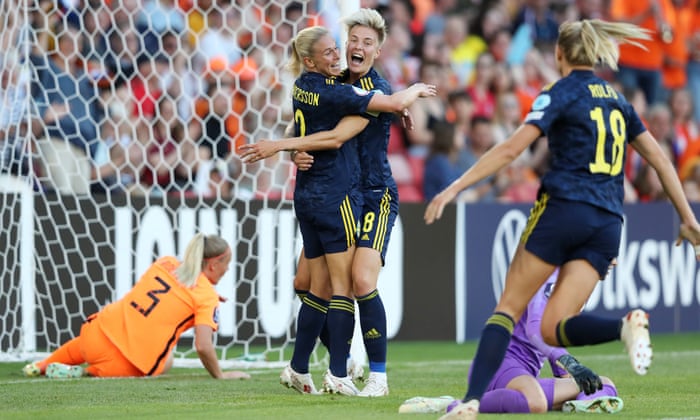 Jonna Andersson celebrates with Lina Hurtig