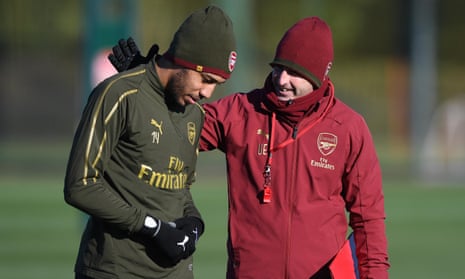 Unai Emery talks to Pierre-Emerick Aubameyang during Arsenal training on Monday. 