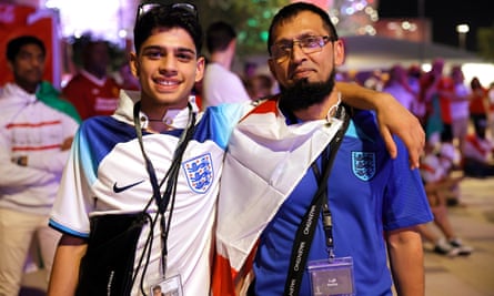 Les supporters anglais Mohamed Suleiman (à gauche) avec son père, Abdul, avant le match contre le Pays de Galles.