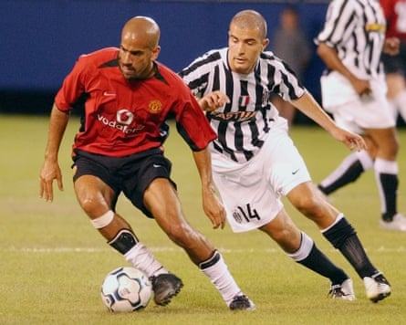 Manchester United’s Juan Sebastián Verón eases past Juventus’s Enzo Maresca