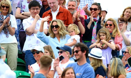 La femme d'Andy Murray, Kim, et leurs enfants saluent les gradins