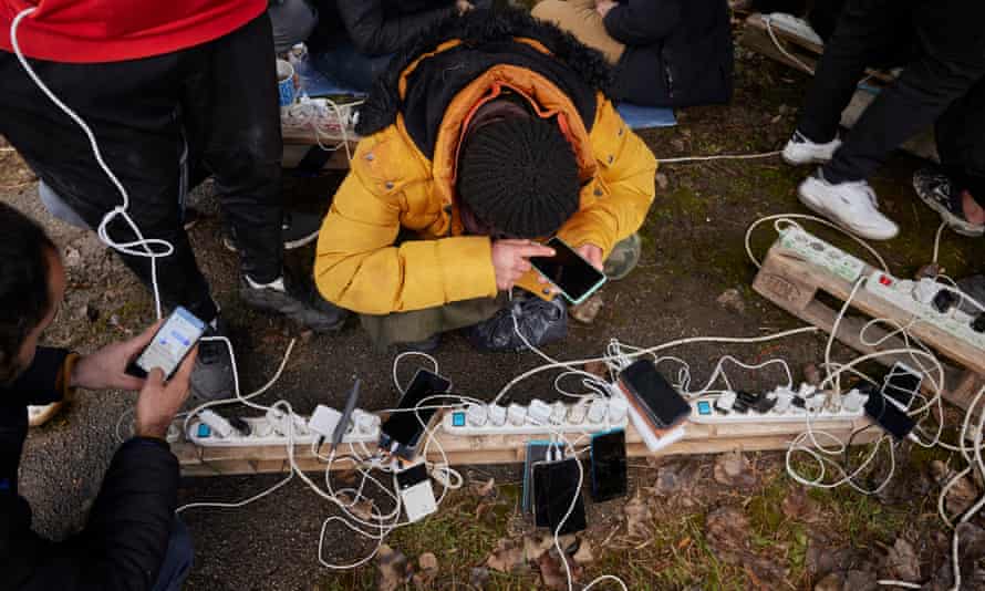 Les gens chargent des téléphones à l'extérieur