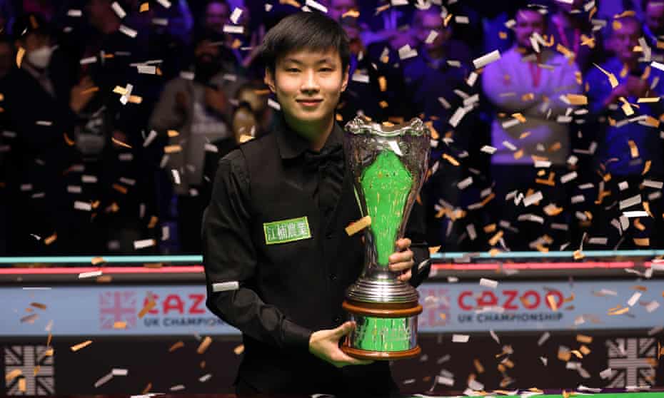 Zhao Xintong lifts the trophy to confirm his reputation as one of the game’s most talented players. 