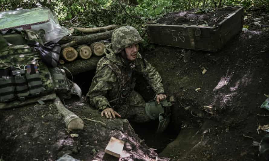 Ukraynalı bir asker, 6 Haziran'da Ukrayna'nın doğusundaki Donbas bölgesindeki cephe hattına yakın bir saha kampına yapılan bombardımanın ardından bir yeraltı derme çatma sığınağına sığınıyor.