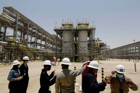 Engineers and journalists at a Saudi Aramco plant in Hawiyah in 2021.