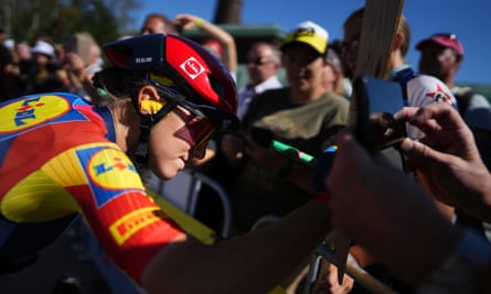 Gaia Realini signs autographs before the start of the Tour de France Femmes.