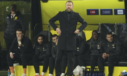 Graham Potter regarde