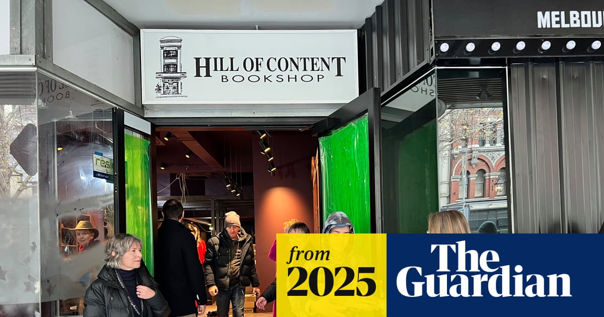 Hundreds form human chain to help Melbourne’s oldest bookshop relocate after more than a century