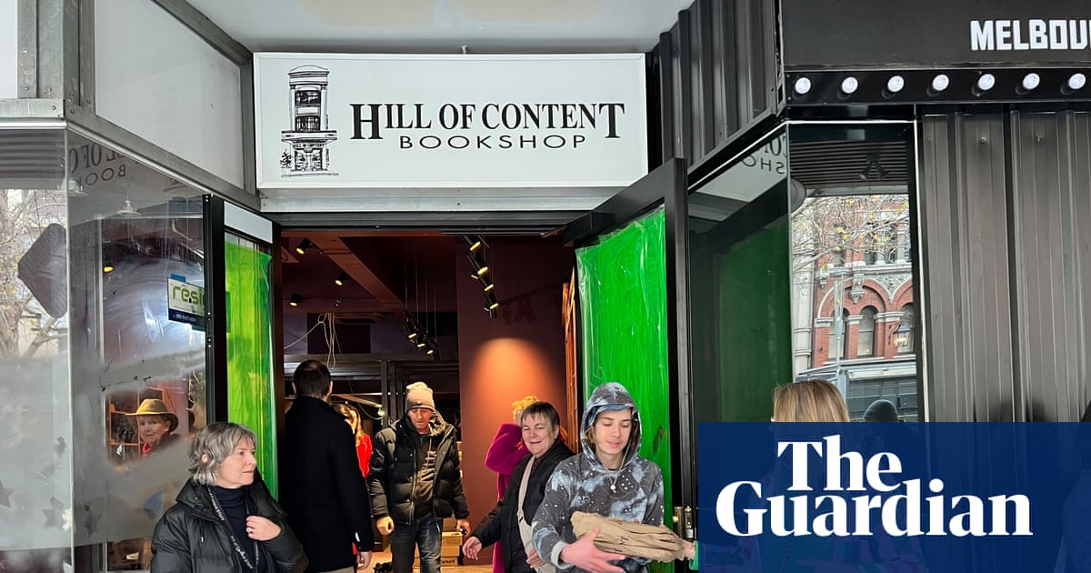 Hundreds form human chain to help Melbourne’s oldest bookshop relocate after more than a century