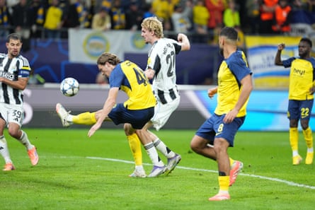 Nick Woltemade, who scored the first goal, wins a penalty after a handball by Fedde Leysen.
