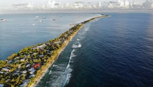 Eine Luftaufnahme eines Landstreifens in Funafuti, der Hauptstadt von Tuvalu. Der tief liegende südpazifische Inselstaat mit etwa 11.000 Einwohnern wurde aufgrund seines Anstiegs des Meeresspiegels, gezeiten- und wellenbedingter Überschwemmungen, Sturmfluten, steigender Temperaturen, Salzwassereinbrüchen und Küstenerosion auf seinen neun Inseln als „extrem anfällig“ für den Klimawandel eingestuft Korallenatolle und Inseln.
