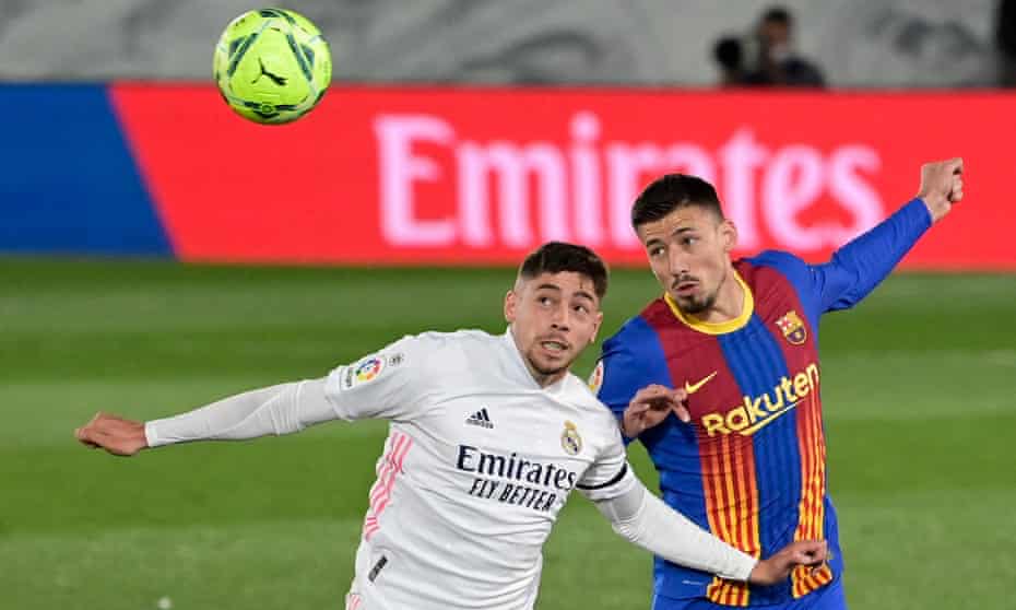 Fede Valverde et Clément Lenglet de Barcelone défient pour un ballon haut dans le clásico du week-end dernier, que le Real Madrid a remporté 2-1