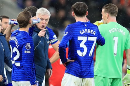 Everton manager David Moyes issues instructions