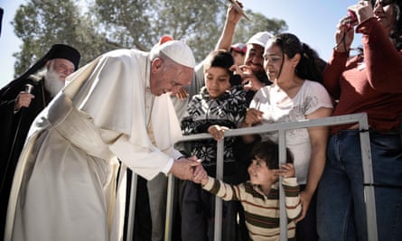 Papa Francesco saluta un bambino durante la sua visita al centro per migranti e rifugiati di Moria vicino a Mitilene, sull'isola greca di Lesbo, nel 2016.