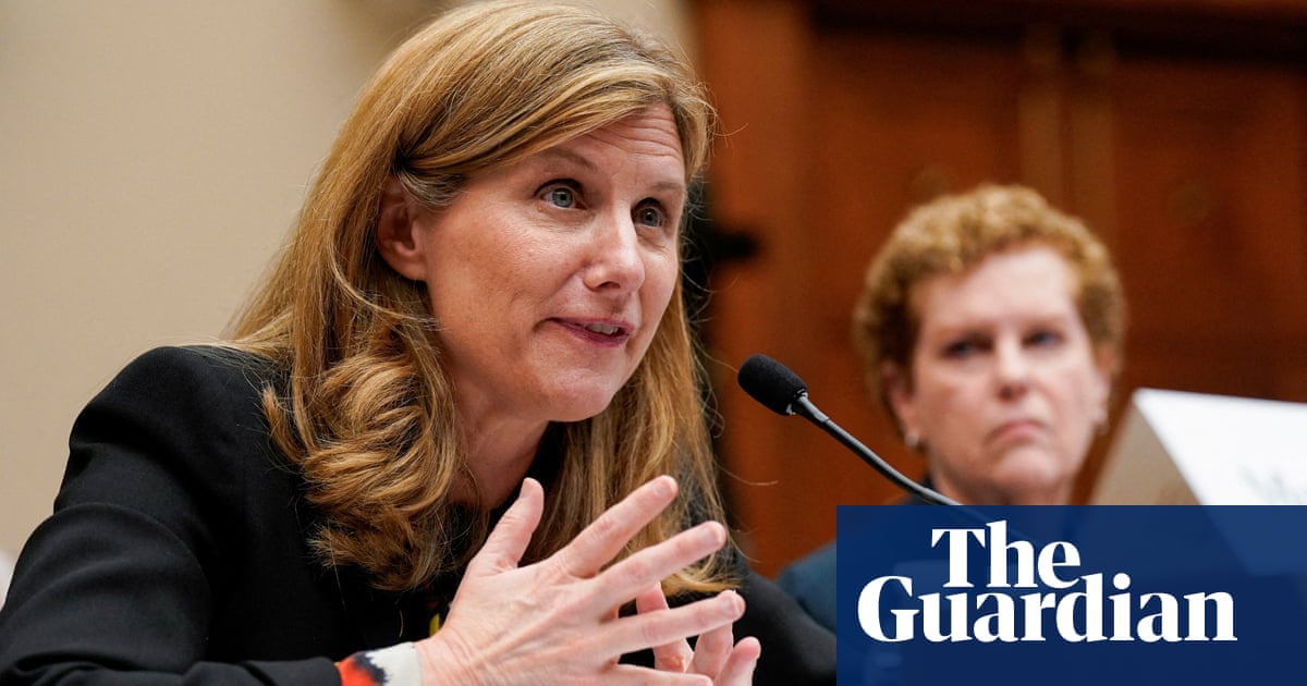 Елизабет Магил подаде оставка като лидер на обсадения колежЕлизабет Магил