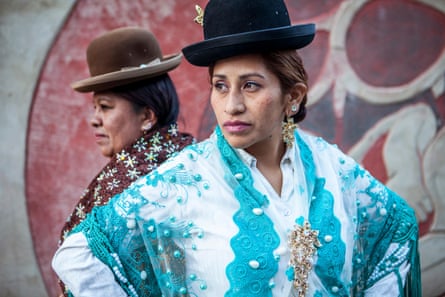 Bowler-hatted cholitas La Paz