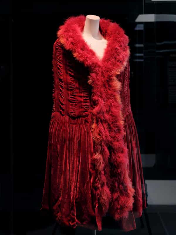 An evening cape made from silk velvet, crepe georgette and marabou feathers.