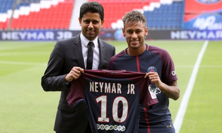 Neymar zajedno s predsjednikom Paris Saint-Germaina Nasserom Al-Khelaifijem, nakon što je 200 milijuna funti prešao u klub 2017.