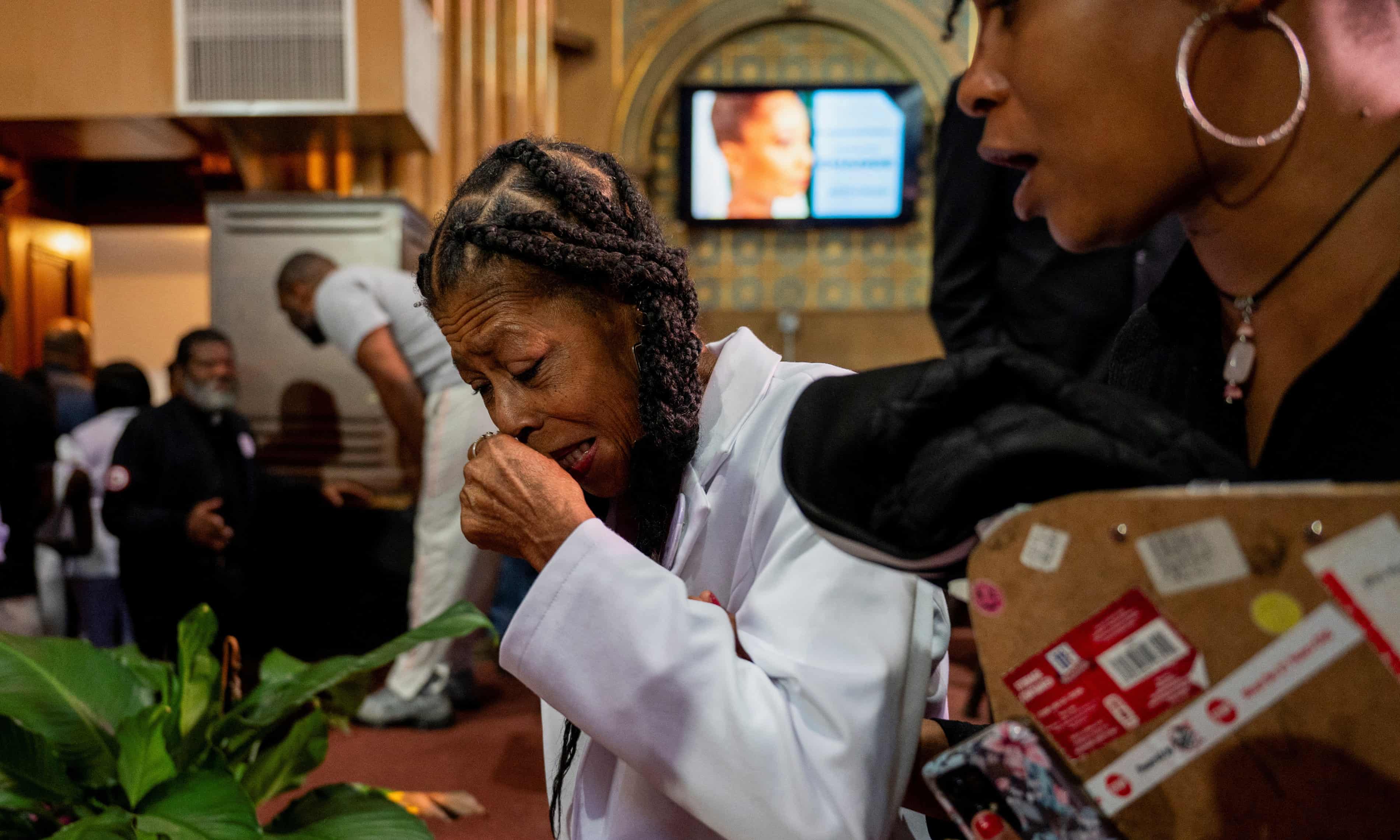 Sonya Massey’s mother called 911 and asked police not to hurt daughter before shooting death (theguardian.com)