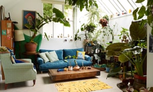 Hãy để có ánh sáng: phòng phía sau với ghế sofa màu xanh, áo giáp cổ và trần kính.