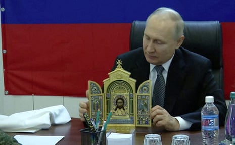Putin presents an Orthodox icon to military commanders in occupied Kherson.