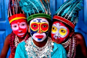 Crianças com rostos pintados na arte da tradição bahurupi em Bardhaman, Índia