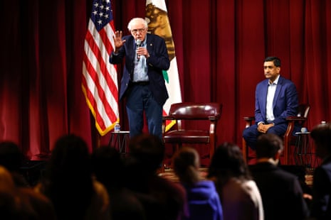 Bernie Sanders hablando en la Universidad de Stanford sobre la regulación de la IA