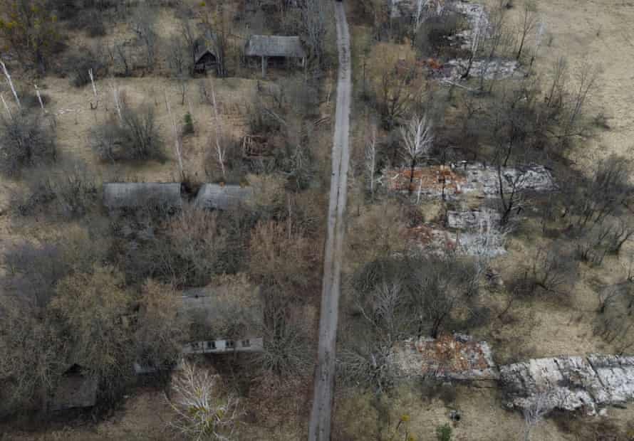 Les restes de maisons incendiées dans le village abandonné de Poliske