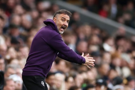 Vítor Pereira urges his Wolves players on at Fulham