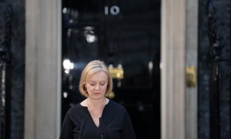 Liz Truss reads a statement outside 10 Downing Street after the announcement of the Queen’s death