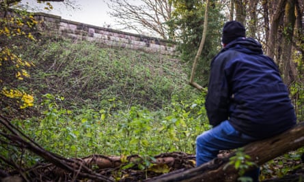 Pont ferroviaire de Rudgate Road dans le North Yorkshire après que les autoroutes nationales l'ont rempli de centaines de tonnes de béton et d'agrégats