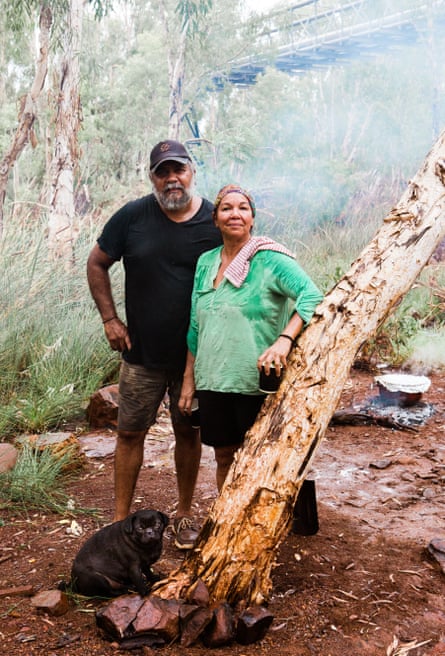 Lorraine Coppin, Michael Woodley debout dans la brousse avec un de leurs chiens